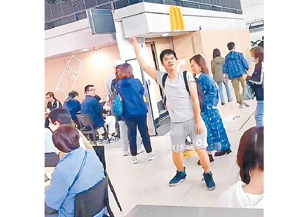 網上流傳影片，一名男子在機場食肆內手舞足蹈唱歌。