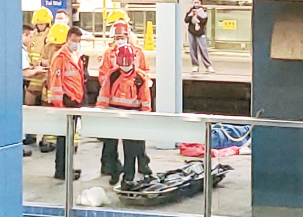 事主遺體被暫放在月台。