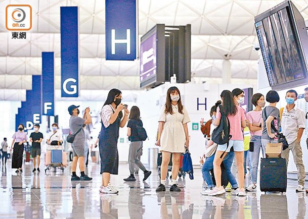 香港機場旅客人流如鯽。
