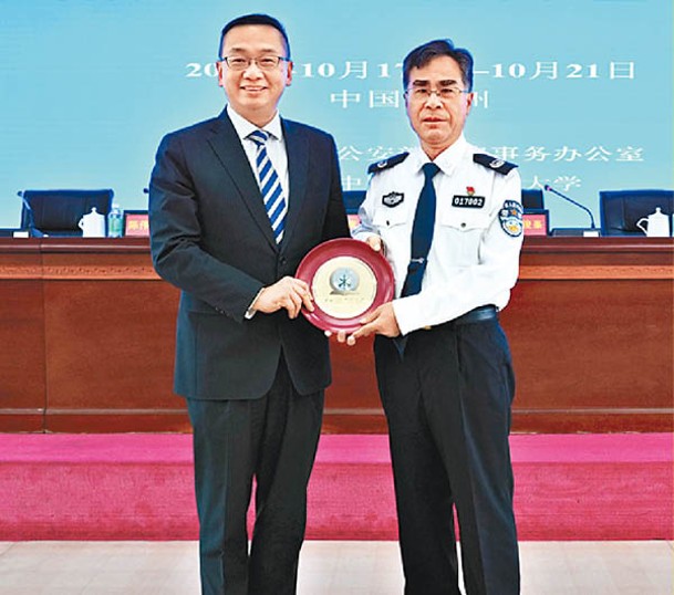 郭俊峯（左）與中國人民警察大學校長馬金旗喺典禮上合照。