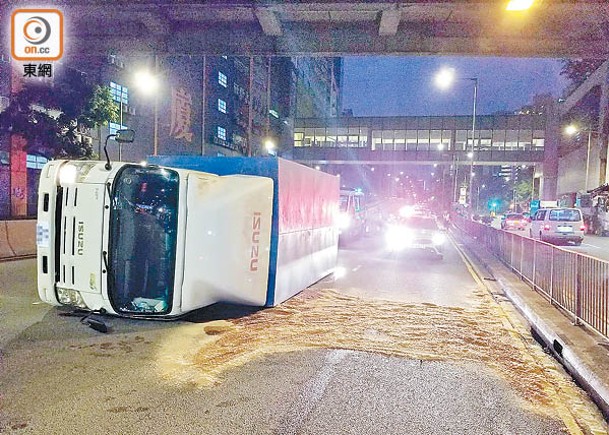 落橋失控撞路壆  貨車翻側滑行10米