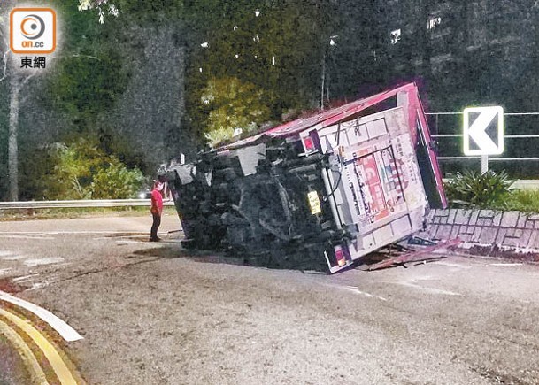 酒駕轉彎翻側  拘集運貨車司機