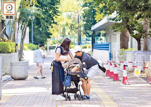 「新生嬰兒獎勵金」向每名於昨日起在香港出生且其父或母為香港永久性居民的新生嬰兒，一筆過發放2萬元現金。（陳德賢攝）
