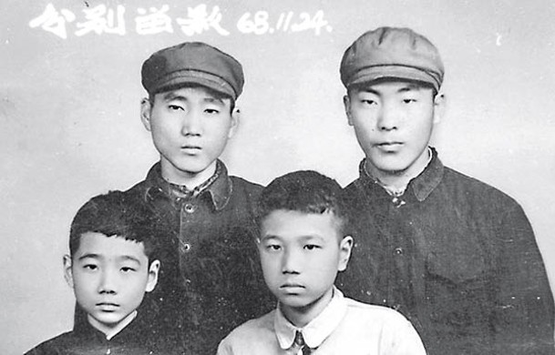 李克強（前排右）1968年送朋友下鄉時合照。