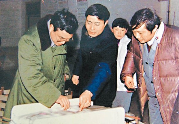 李克強（左）1990年在金寨縣為全國第一間希望小學選址。