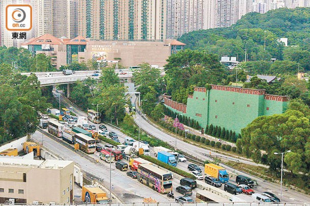 東九龍區居民常受塞車困擾。