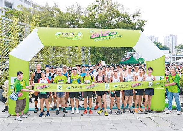 活動中逾1,200位健兒及傷健人士分別參與42、26、12公里賽及共融線，爭取佳績。
