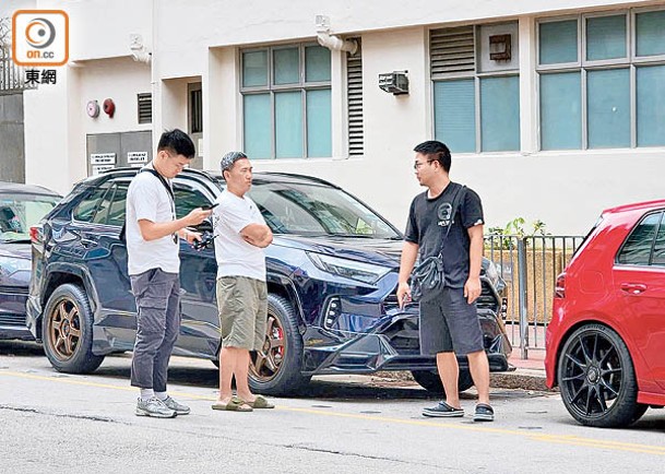 車主（中）一臉無奈在場助查。