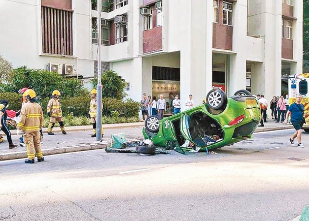 太古城：私家車撞至翻轉。