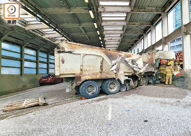 青沙公路：泥頭車嚴重毀爛。（張開裕攝）