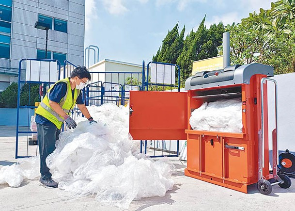 打包機可將60公斤膠膜，壓縮成兩個28吋行李箱大小的「膠磚」，節省儲存空間。（受訪者提供）