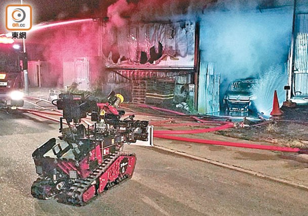 消防出動滅火機械人協助救火。