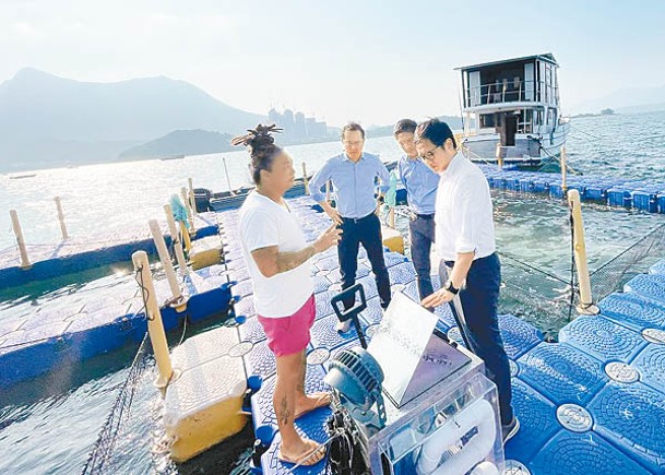 張欣宇（右一）相信本地嘅新一代科技養殖魚，有潛力打出口碑。