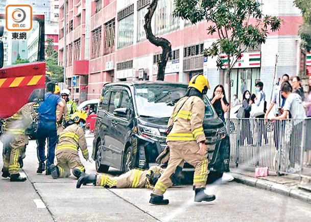 消防拯救被困車底的女童。