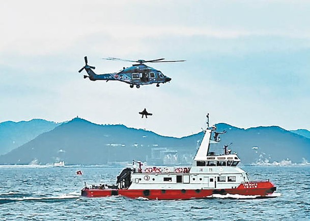 政府飛行服務隊出動直升機參與演習。