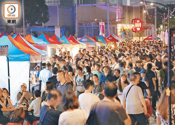 政府為振興夜經濟，推展香港夜繽紛活動。