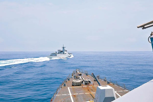 中國驅逐艦蘇州號（上）在台灣海峽攔截美國驅逐艦鍾雲號（下）。