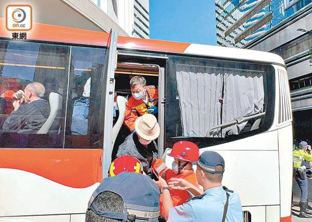 救援人員從太平門疏散旅遊巴乘客。