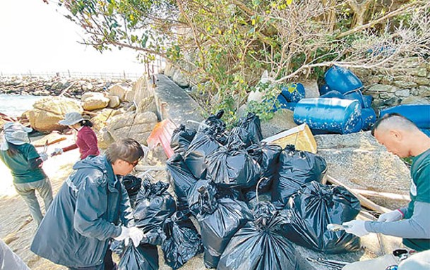 漁護署的義工隊清走20袋垃圾。