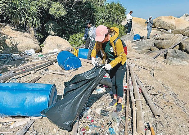 沙洲有大量膠樽、發泡膠、玻璃、家居廢物等垃圾。