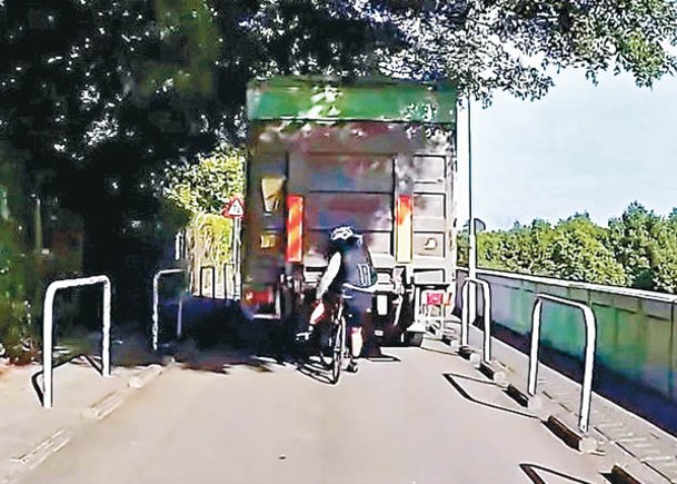 單車撞向貨車尾板。