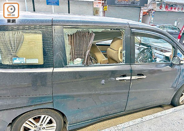 七人車車窗玻璃被扑毀。（陳俊華攝）