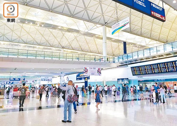 港府財金官員指香港機場的運量可望在今年底恢復至疫情前80%，並相信明年初將全面恢復。