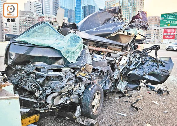 觀塘繞道：客貨車損毀報廢。（梁國雄攝）