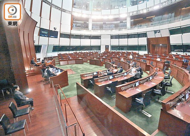 62名議員同意廢除兼任行會的議員減立會人工的規定。（陳德賢攝）
