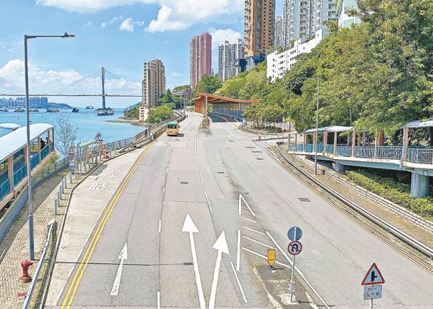 荃灣青山公路兩旁的可用空間有限，部分單車徑會以單車橋、隧道或護土牆形式沿海興建。