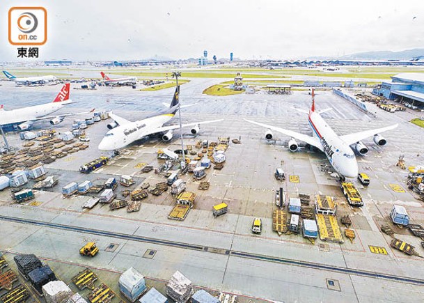 梁啟元建議香港機場開設更多目的地航班和班次，以運載貨物。