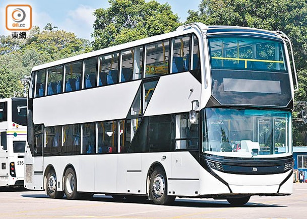 港鐵首輛電動巴士已抵港，預期於明年首季投入服務。