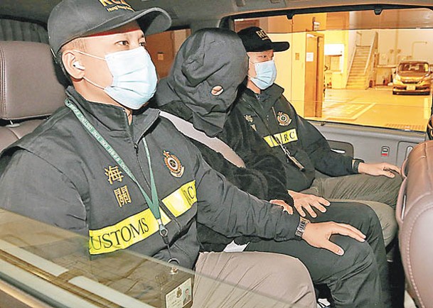 士多男負責人被捕。（馬竟峯攝）