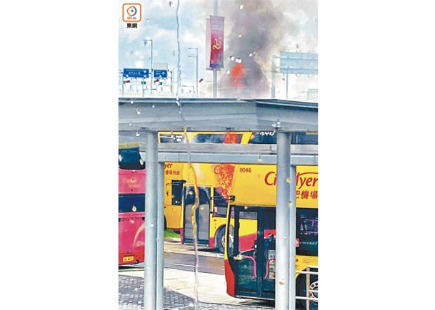 涉案城巴車頭被嚴重燒毀。