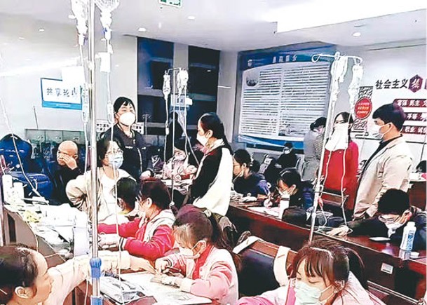 內地患病兒童在醫院內做功課。
