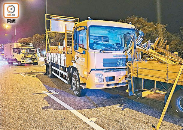 屯門公路：箭嘴車捱撞後衝前撼向前車。（梁國雄攝）