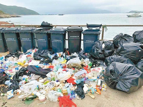 東龍島﹕熱門露營地點東龍島在長假期後時常見遍地垃圾。
