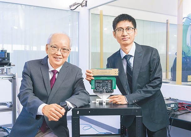 吳耿波（右）期望新天線能成為低成本及低耗電的簡化訊息發射器。