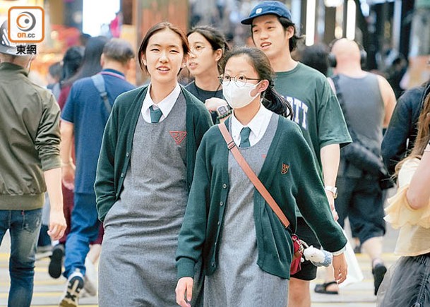 解除口罩令至今已280天，不少學生仍一直戴着口罩上學。（黃仲民攝）