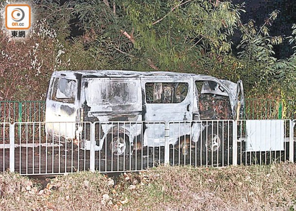匪徒在八鄉焚毀涉案客貨車。