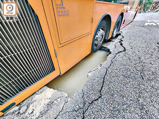 巴士輪胎陷入路中。