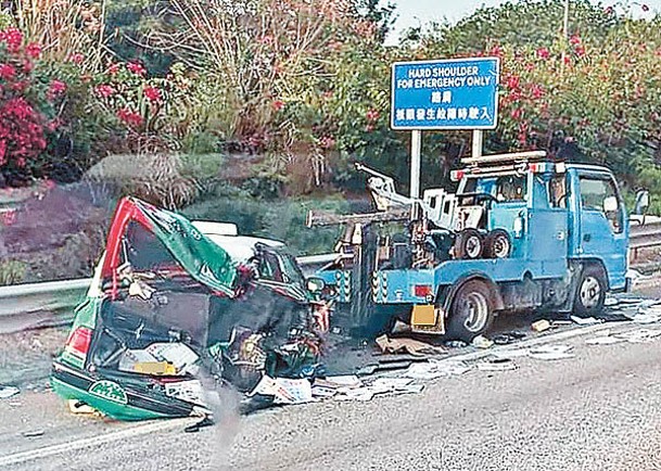 元朗公路：涉事車輛停在現場，的士車尾被撞至儼如廢鐵。