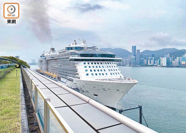 有議員指香港要大力發展郵輪旅遊業。