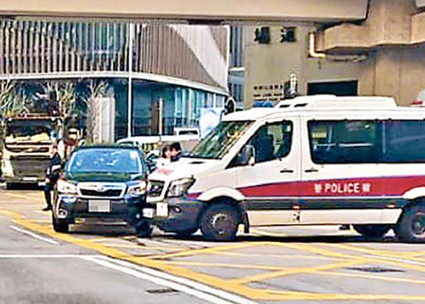 警車與私家車在十字路口相撞。