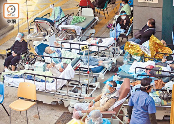 港人忘不了疫情導致醫院淪陷，大量病患睡在醫院門外的一幕。