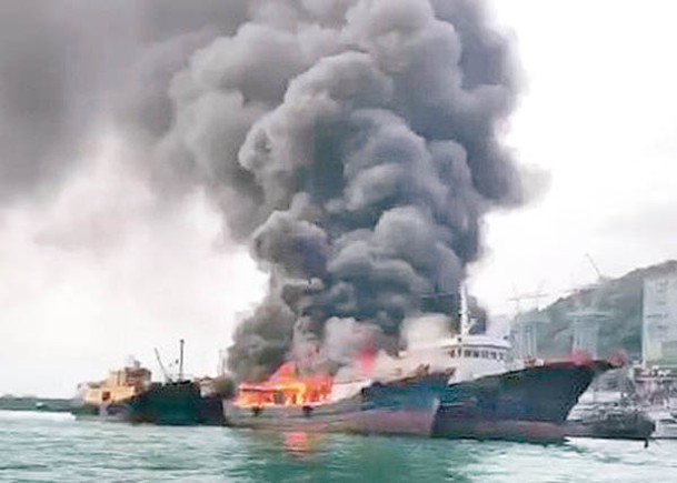 香港仔避風塘  火燒兩漁船