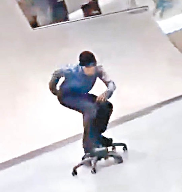 有男子拆除辦公室椅子的車轆，安裝在鞋底作花式滾軸溜冰。