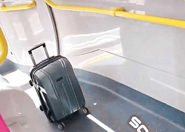 行李箱「無人看管」，在巴士車廂內隨意「游走」。