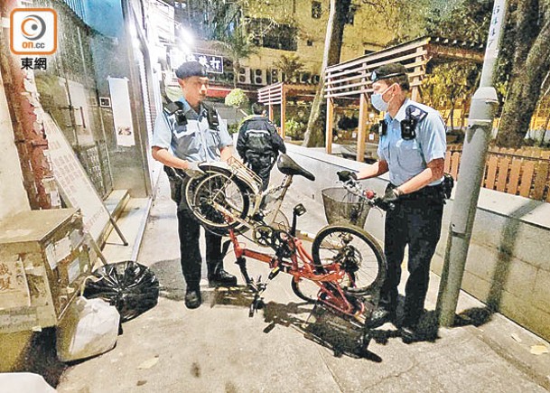 新蒲崗：人員檢走兩輛單車。（劉子文攝）