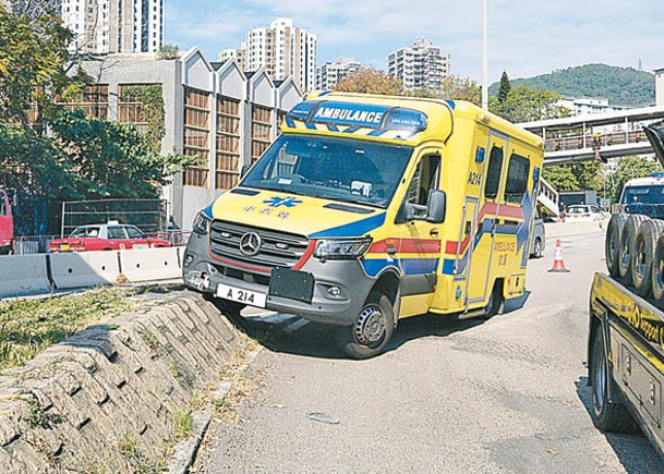 救護車剷上石壆。（趙瑞麟攝）